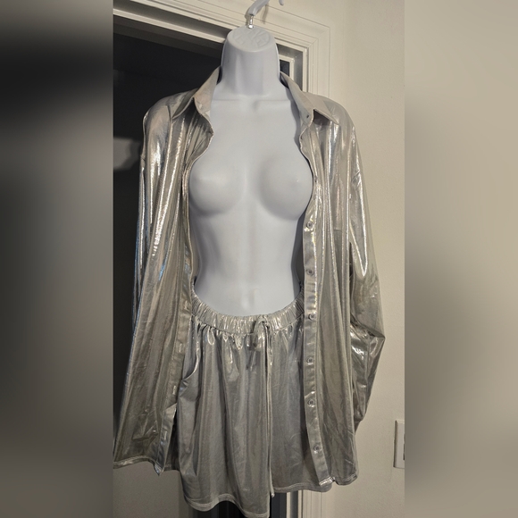 NWT Fashion Nova Taylor Metallic Short Set - Silver Size Medium - Picture 4 of 9